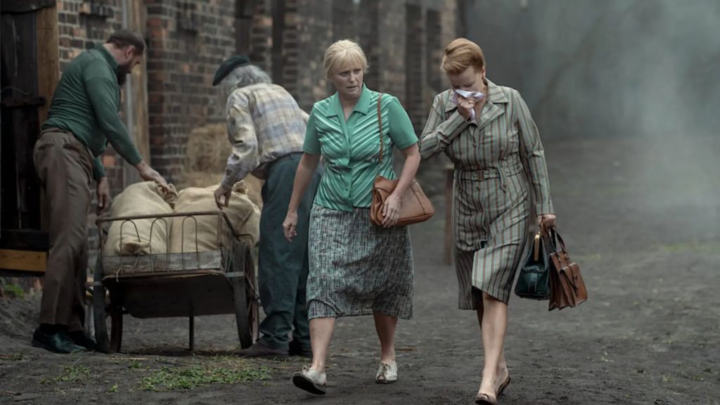 La serie reconstruye con detalle la atmósfera gris e industrial de la Alta Silesia de los años 70