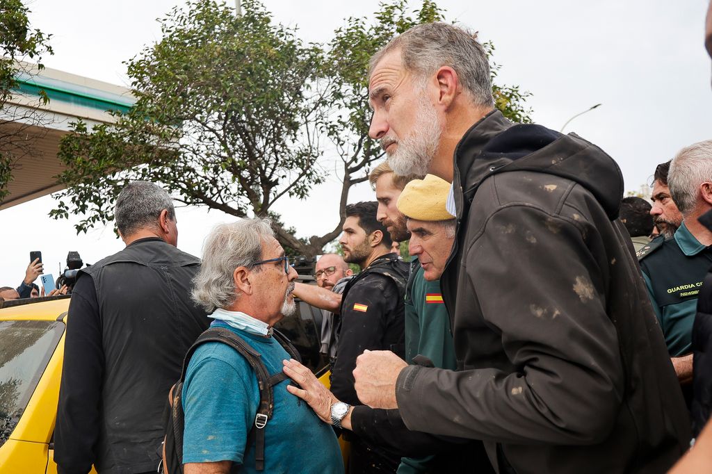Plano medio del Rey Felipe en su visita a las zonas afectadas por la DANA