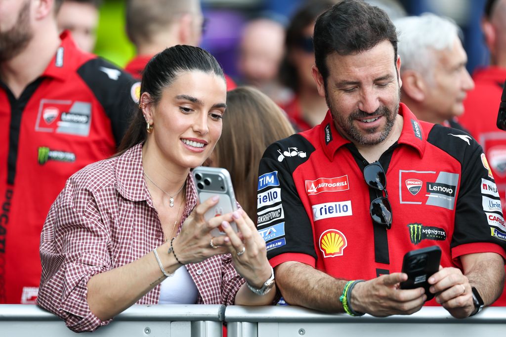 La influencer, con los miembros del equipo Ducati