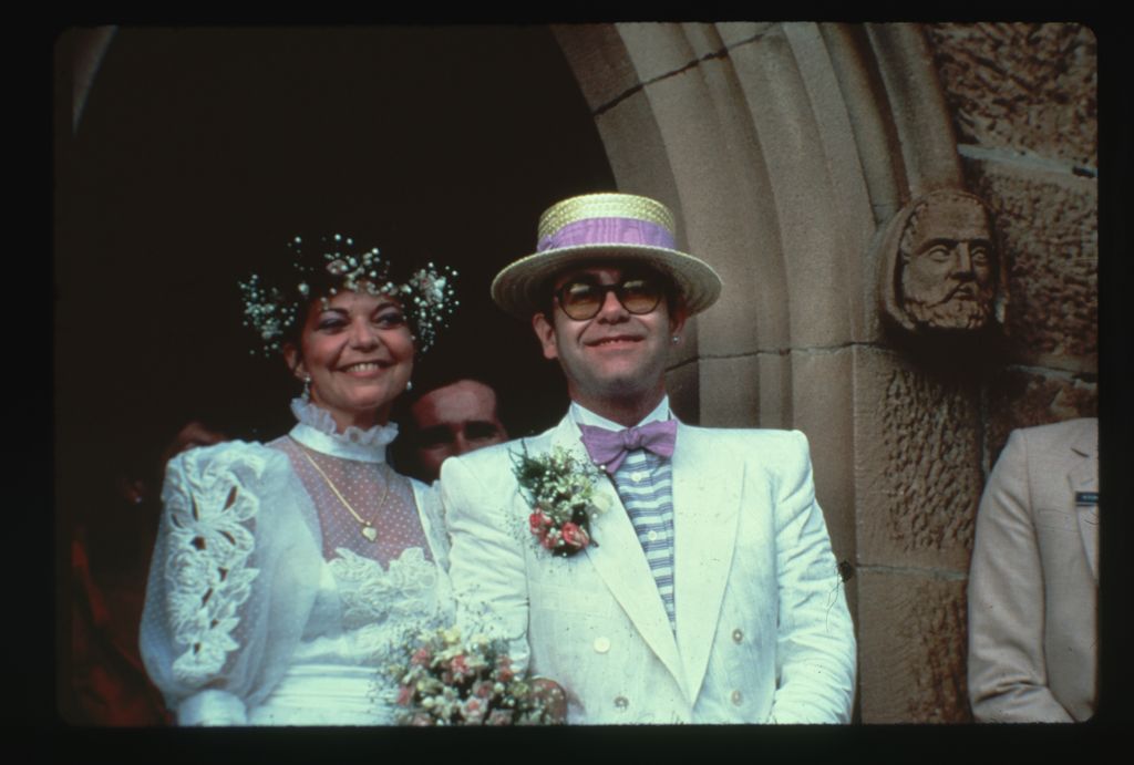 Elton John abandona la iglesia con su mujer, Renate, después de su boda