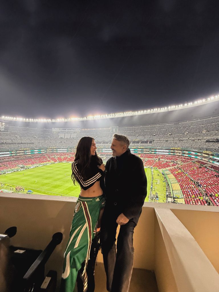 Belinda y Miguel Bosé en el Estadio Ciudad de México en el partido México vs Ecuador.