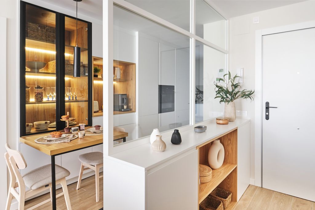 Cocina con mesa extensible y cerramiento semiabierto.