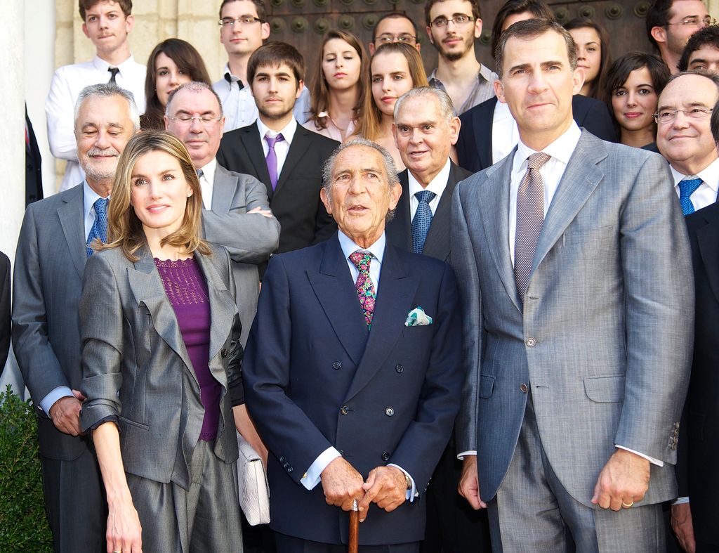Antonio Gala posa junto a los entonces príncipes de Asturias, Felipe VI y Letizia Ortiz Rocasolano, durante el décimo aniversario de la Fundación Antonio Gala en Córdoba, uno de los proyectos más importantes y personales del escritor