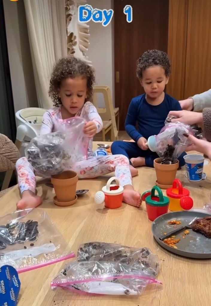 Los niños estaban muy contentos con la actividad de plantar bastones de caramelo.