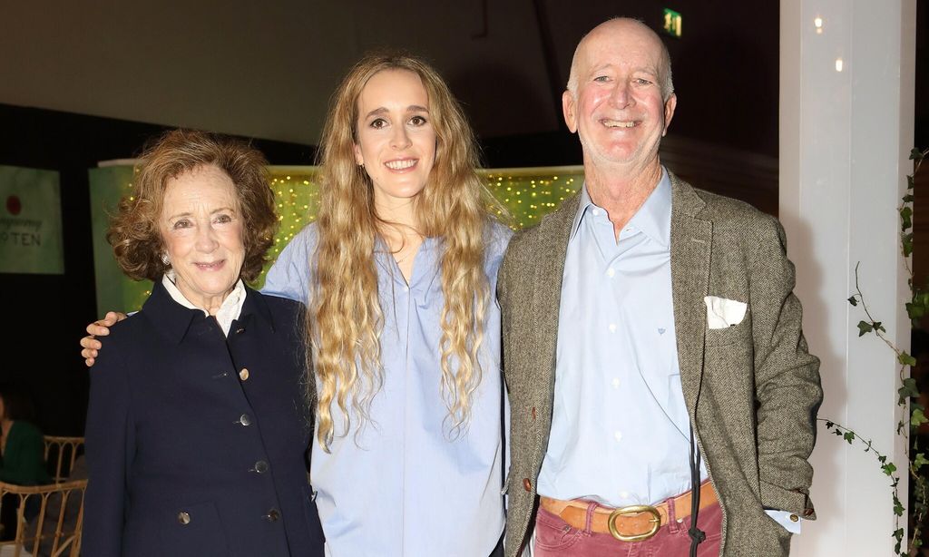 Ynés Suelves, junto a su abuela, Victoria Eugenia de Figueroa y Borbón; y su padre, Juan José Suelves, actual marqués de Tamarit.
