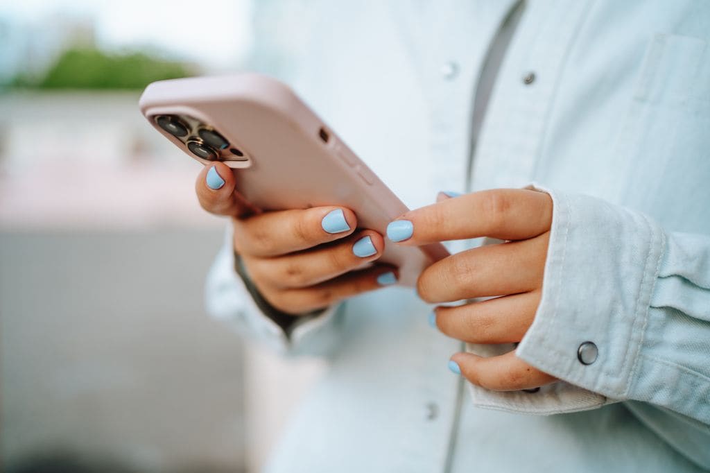 Mujer sosteniendo un teléfono móvil 