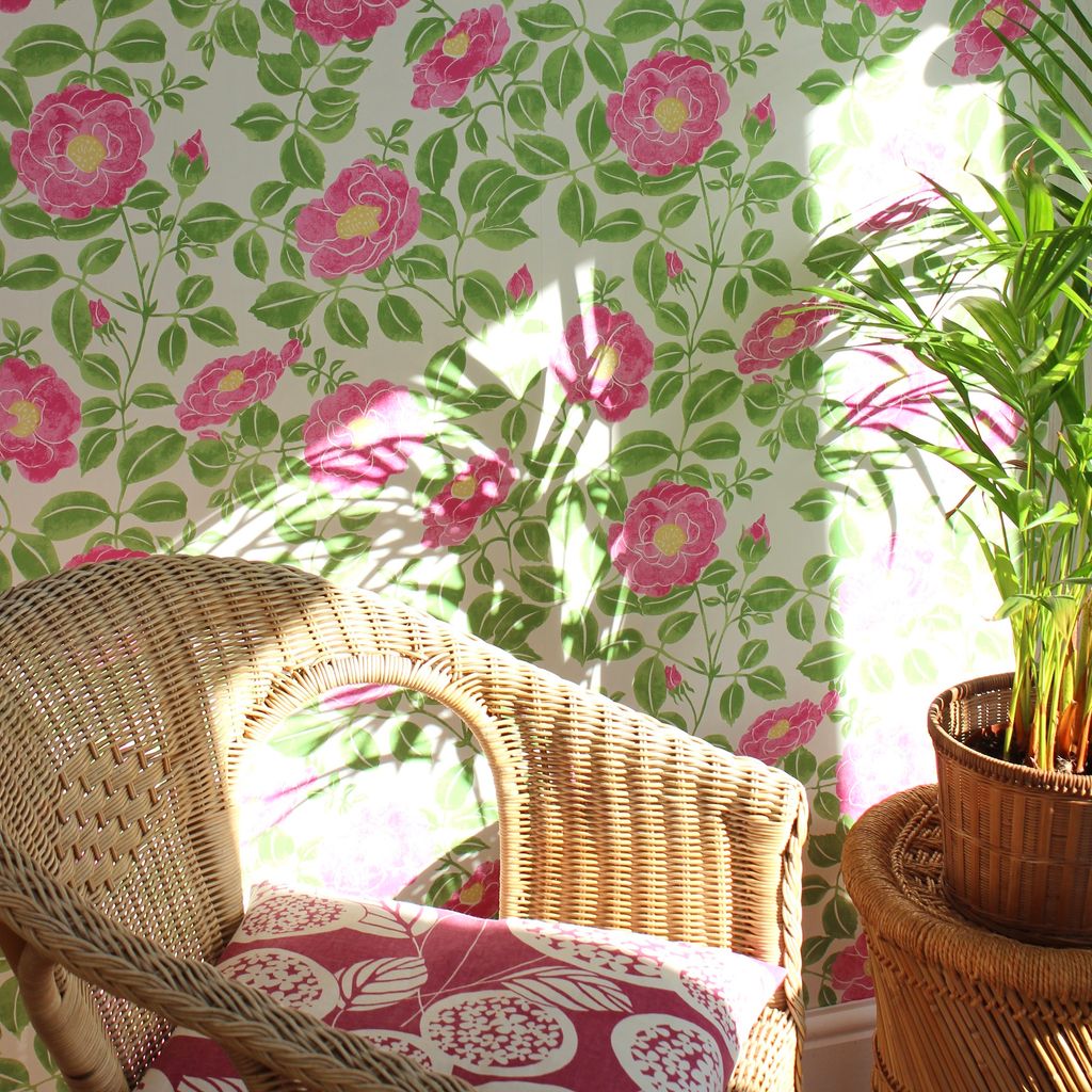 Pared con papel pintado con estampado floral