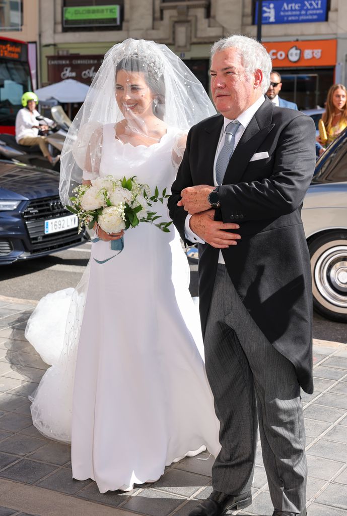 La novia, con su padre del brazo antes de poner rumbo al altar