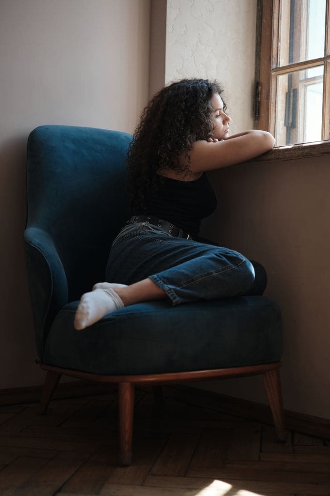 chica pensando ventana