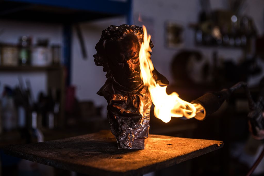 Tras la fundición, cada Goya se cincela y se somete a un proceso de pátina con fuego y ácidos para lograr su acabado definitivo