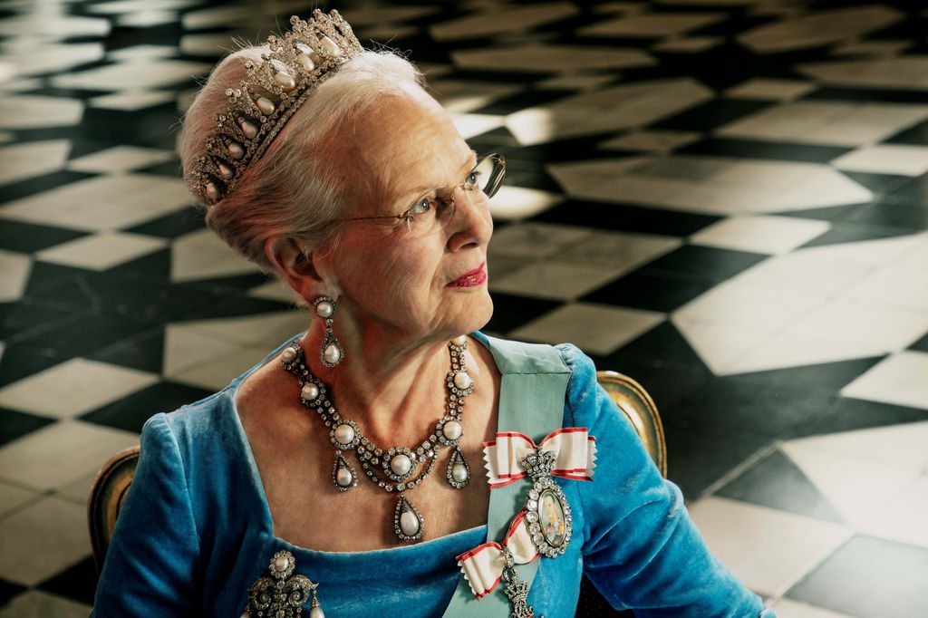 Margarita de Dinamarca con su conjunto de 18 perlas en forma de pera, que cuelgan de arcadas con incrustaciones de diamante, es significativa porque solo la llevan las reinas y es propiedad de la Familia Real, no del Estado. Su madre la llevó hasta 1972, cuando murió su marido, Federico IX, y entonces se la entregó a su hija, que la lució desde su primer retrato oficial hasta el final de su reinado, apostando por ella en los retratos oficiales más destacados
