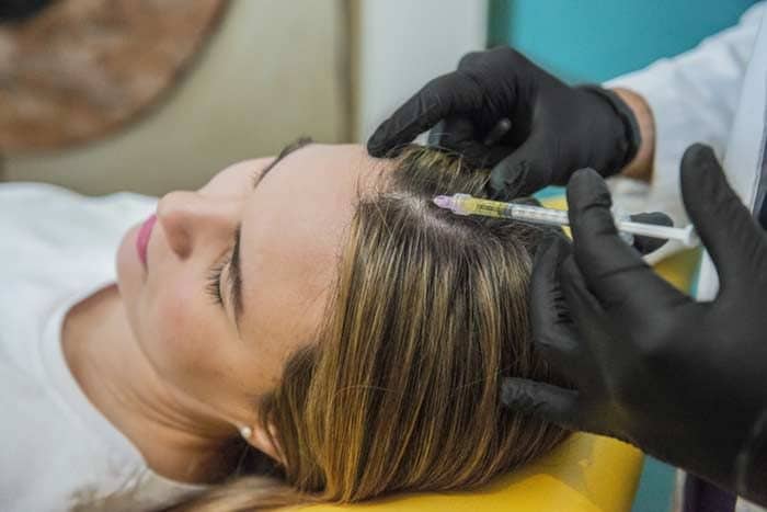 mujer en un tratamiento capilar