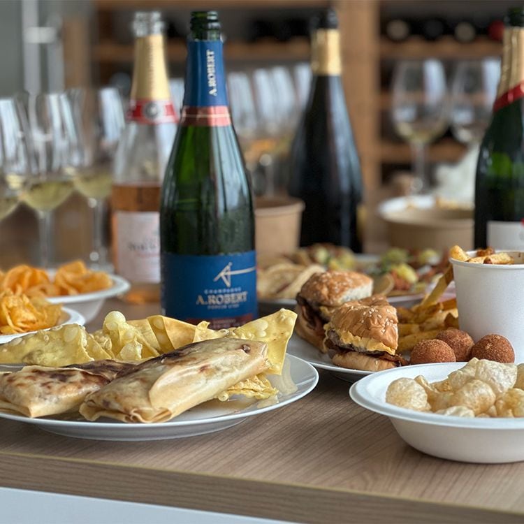 Botellas de champán con diferentes platos