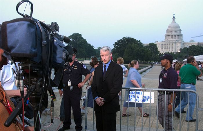 anderson cooper trabajando como reportero