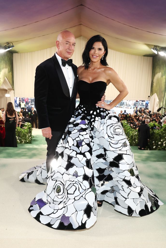 Jeff Bezos y Lauren Sánchez asisten a la Met Gala 2024, celebrando "Sleeping Beauties: Reawakening Fashion", en el Museo Metropolitano de Arte el 6 de mayo de 2024, en la ciudad de Nueva York.