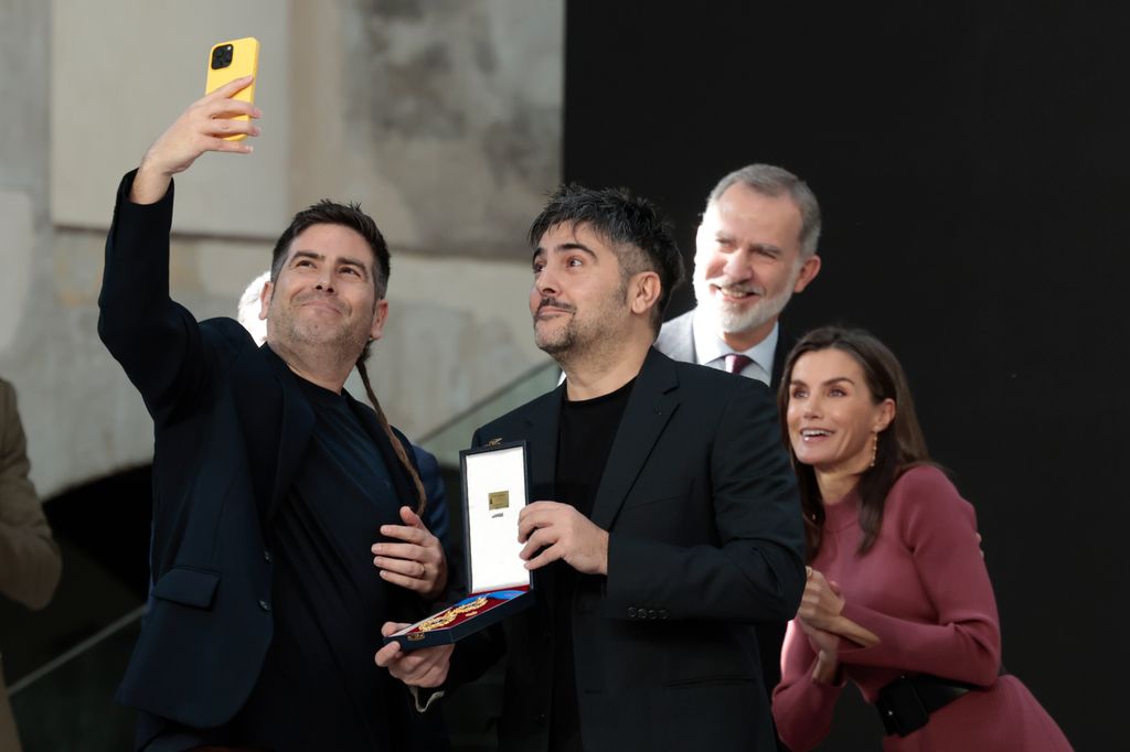 Plano medio de Estopa haciéndose un selfie con los reyes en el escenario