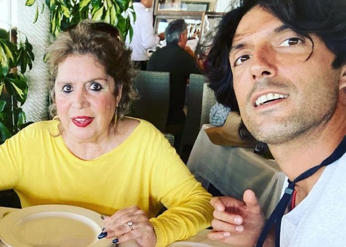Alejandro Sancho con su madre