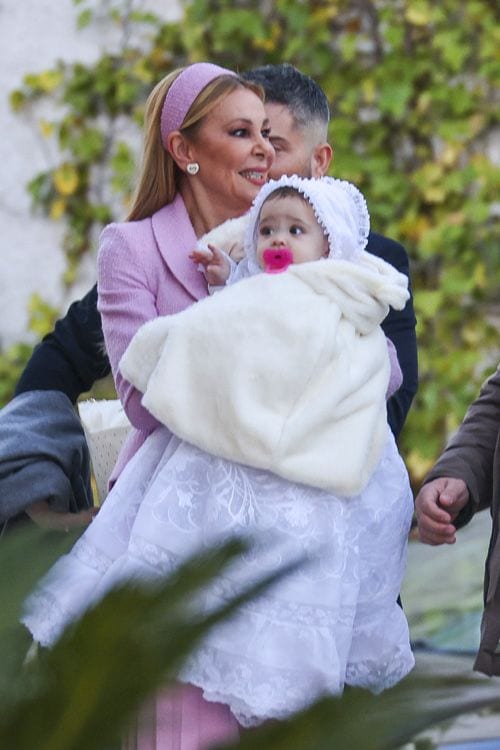 Ana Obregón, feliz con su pequeña