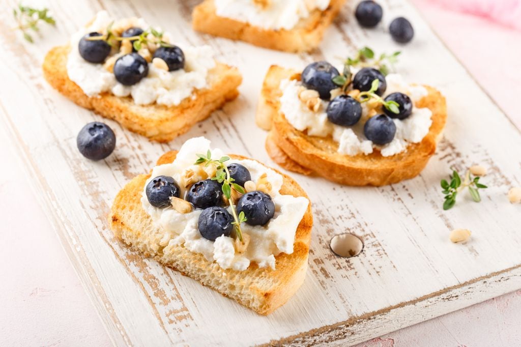 Tostadas con queso Cottage y arándanos