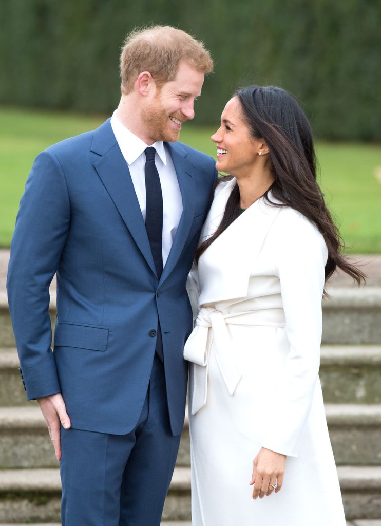 Plano medio de Harry y Meghan de Inglaterra posando para el anuncio de su compromiso