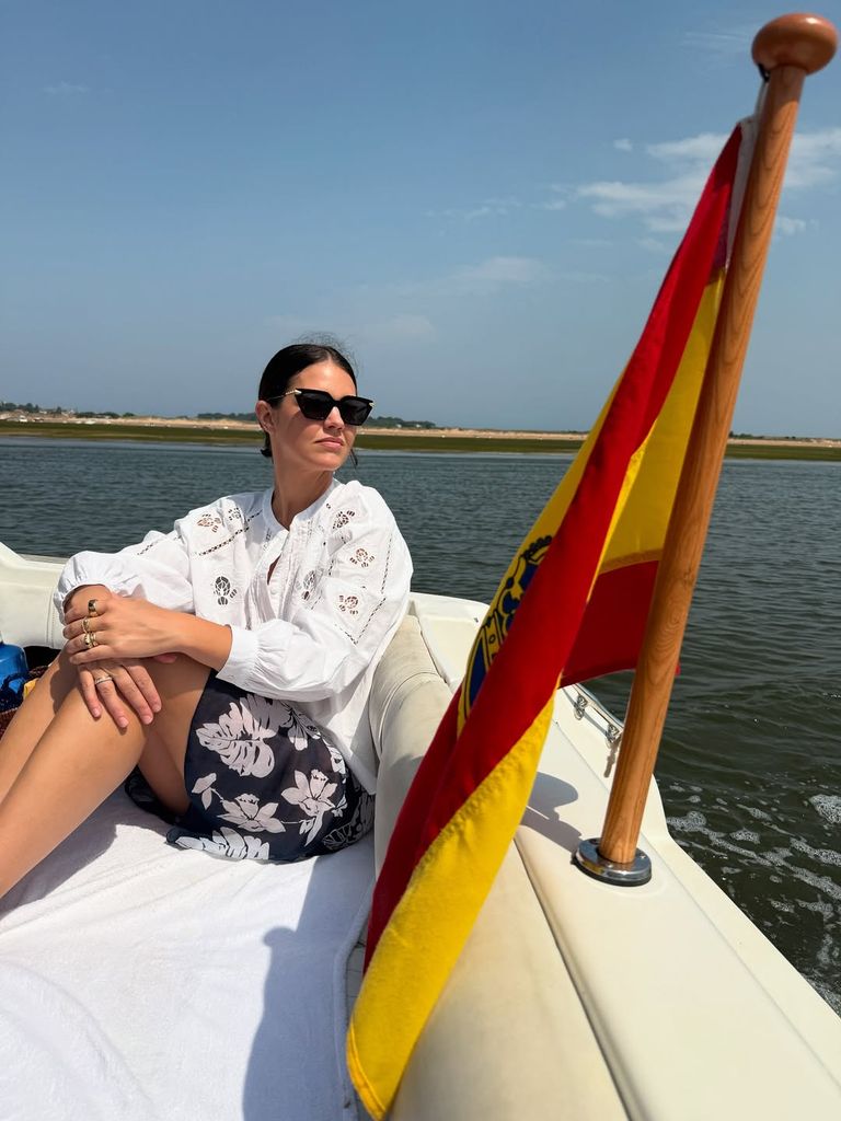 Isabelle Junot en Cantabria durante este verano, vacaciones en el norte navegando junto a la bahía