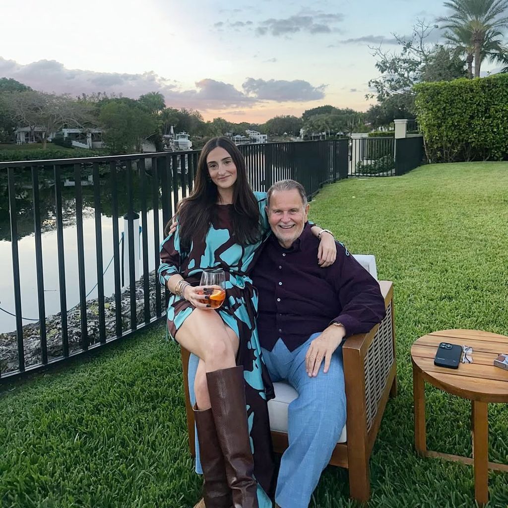 Raúl de Molina junto a su hija Mia