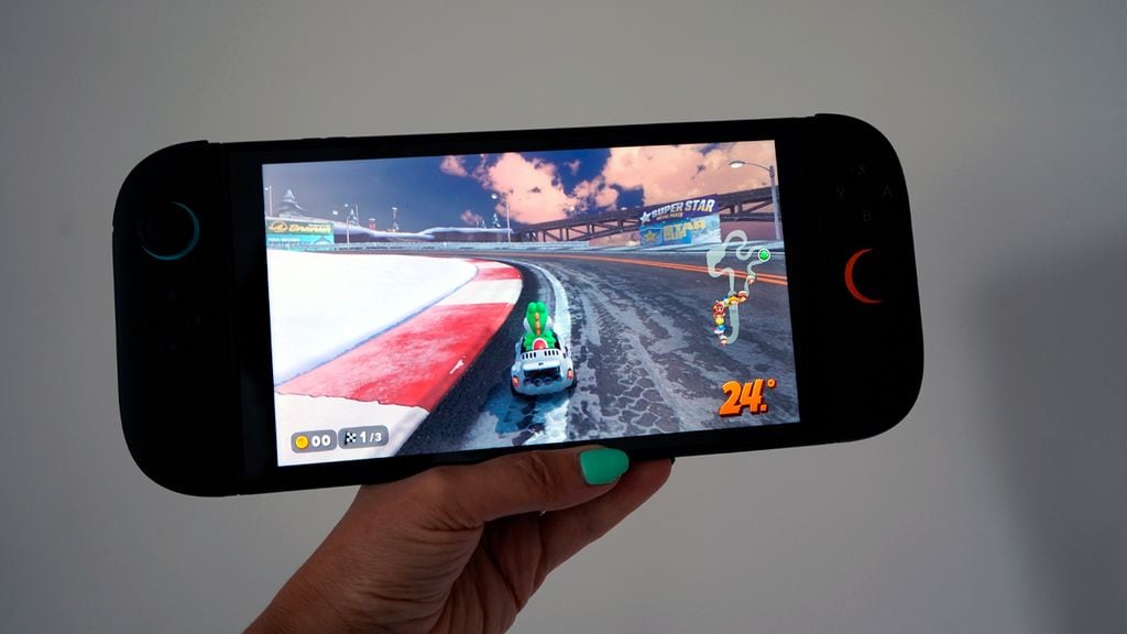 Una Nintendo Switch 2 en una mano