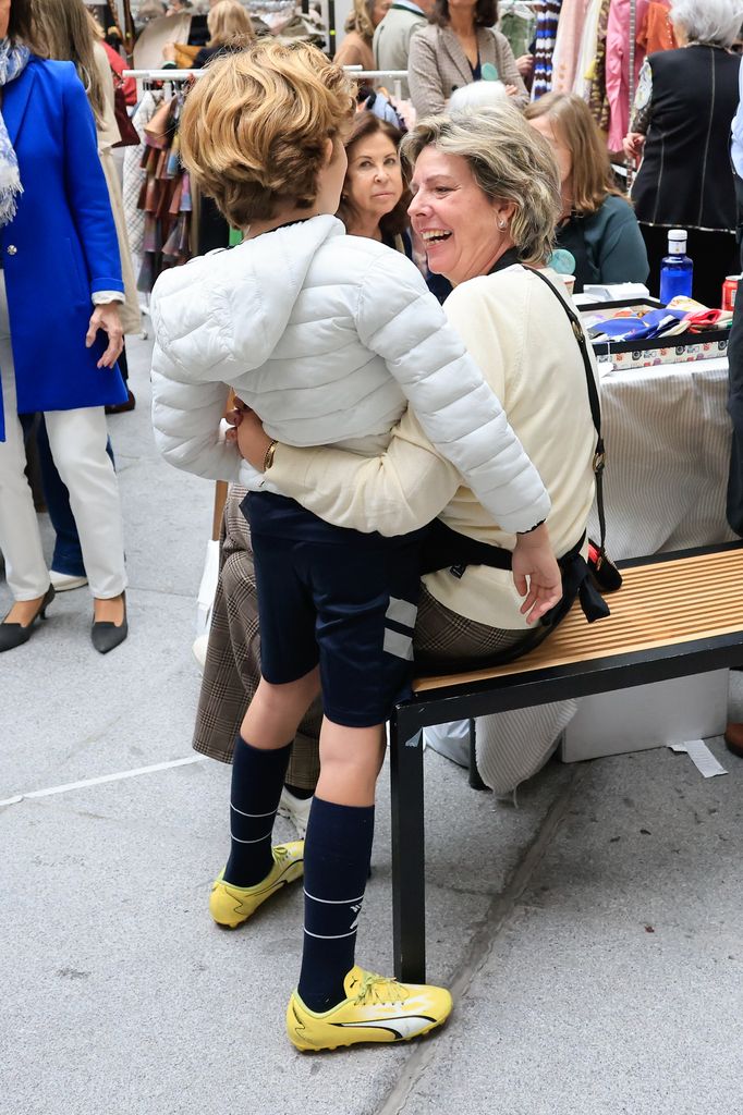 Simoneta Gómez-Acebo con su sobrino Nicolás en el Rastrillo Nuevo Futuro