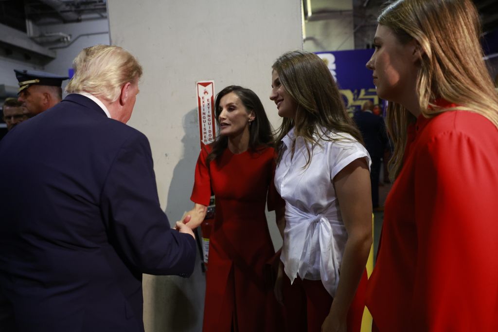 Trump saluda a la reina Letizia en presencia de Leonor y Sofía