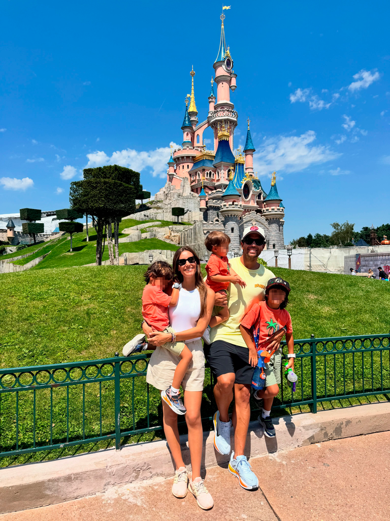 Ana Boyer y Fernando Verdasco con sus hijos en Disneyland Paris