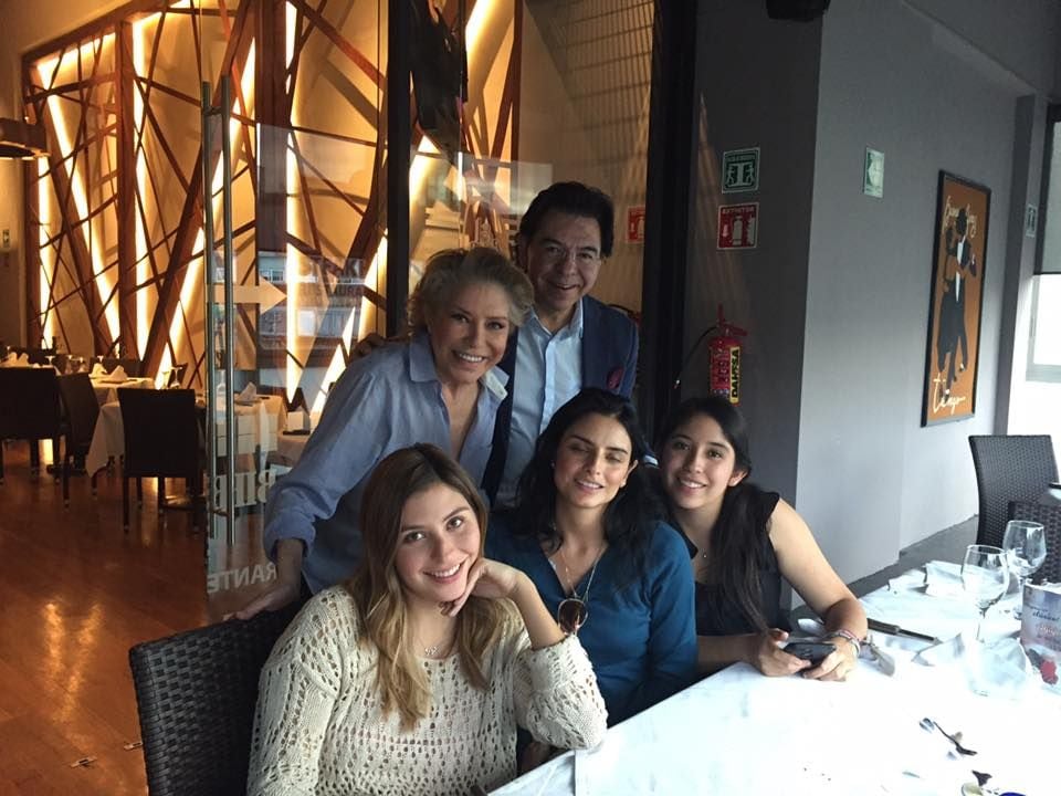 Gabriela Michel junto a su esposo, Jorge Alberto Aguilera; y sus hijas Michelle, Aislinn y Chiara