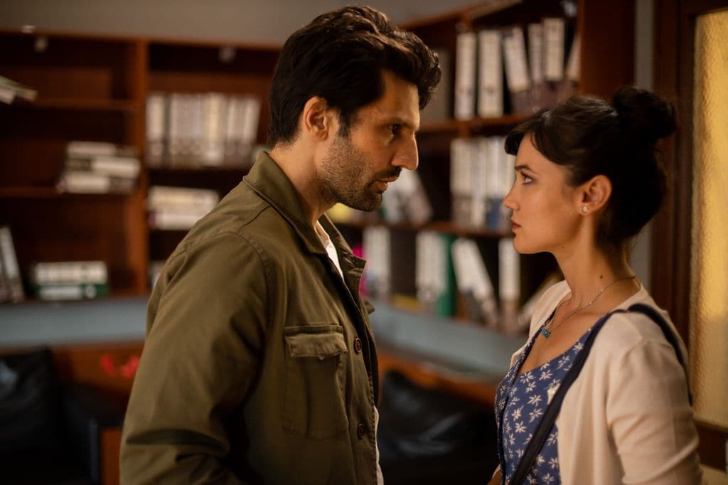 La primera vez que Pinar Deniz y Kaan Urgancıoğlu actuaron como pareja en la ficción fue en 'Love 101'
