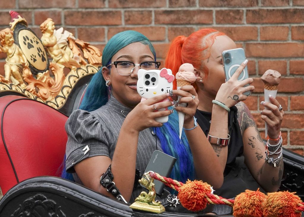 North West lució su comentado accesorio durante un paseo por Venecia.