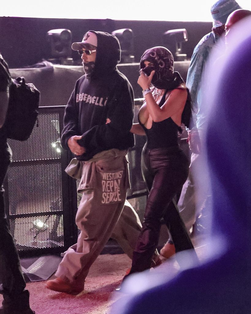 Kim Kardashian y Lewis Hamilton fueron captados hace unos días en la presentación de Justin Bieber durante el segundo día del primer fin de semana del Coachella Valley Music and Arts Festival 2026 en Indio, California.