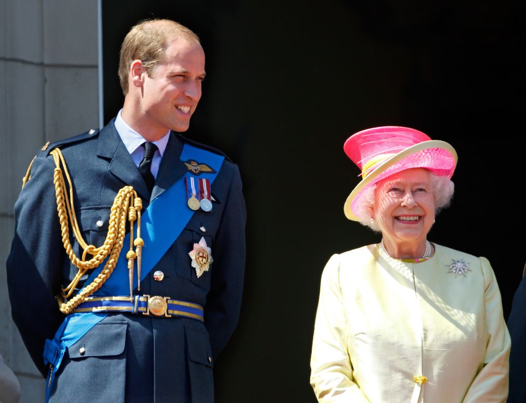 El príncipe Guillermo de Inglaterra con su abuela, Isabel II 