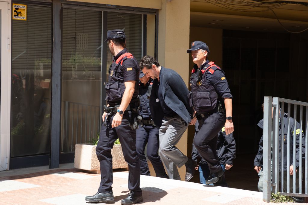 Jonathan Andic, esposado y escoltado por los Mossos d'Esquadra