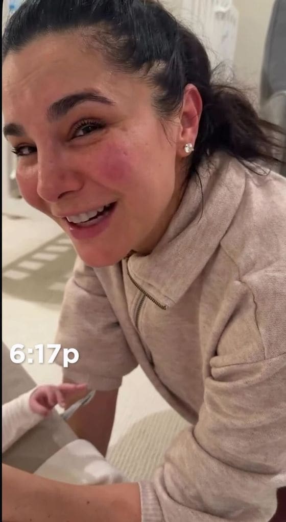 Martha Higareda cambiando a sus bebés.