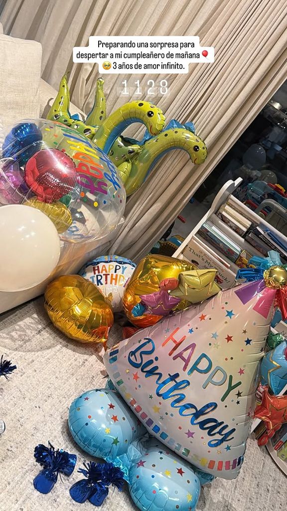 Anoche, Nadia estuvo preparando una linda sorpresa con globos para su hijos. 