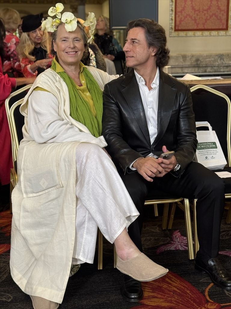 Lucía Dominguín apoyando a su hija en el desfile de Francis Montesinos