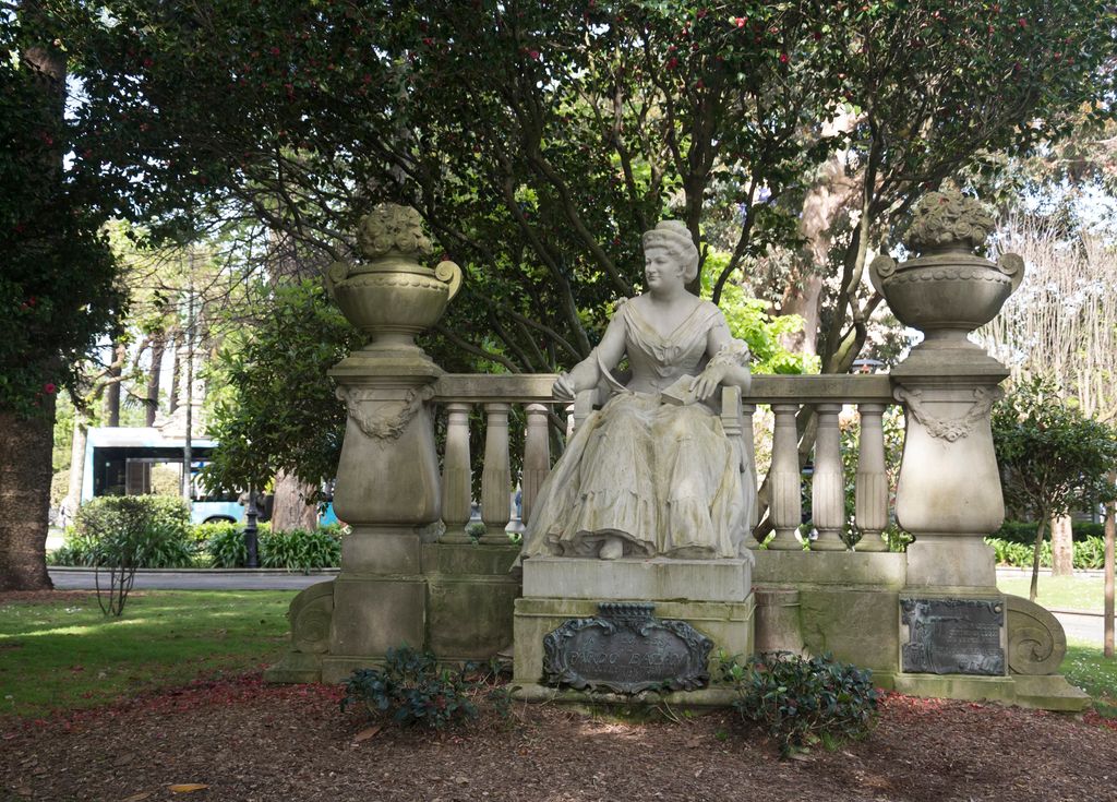 El monumento dedicado a Emilia Pardo Bazán fue inaugurado en 1916 como homenaje a una mujer completamente adelantada a su tiempo: novelista, periodista, feminista y pionera del naturalismo en España, además de firme defensora de la educación y los derechos de las mujeres.