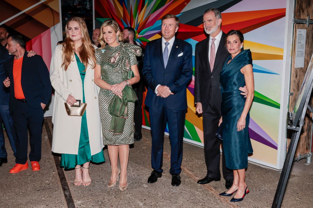 Plano entero de Guillermo y Máxima de Holanda con Amalia de Holanda y los reyes Felipe y Letizia el 18 de abril de 2024