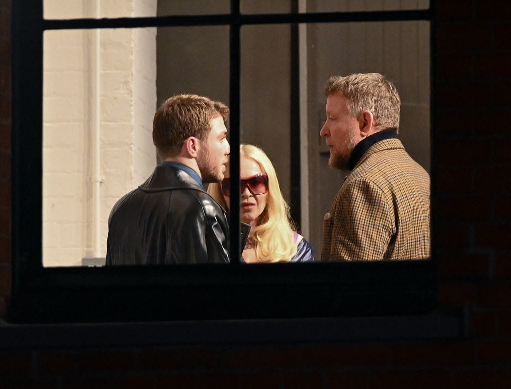 Madonna y Guy Ritchie fueron captados charlando con su hijo Rocco en su fiesta.