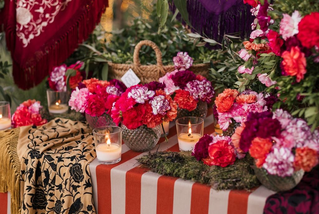 Decoración de bodas con claveles de colores y mantoncillos