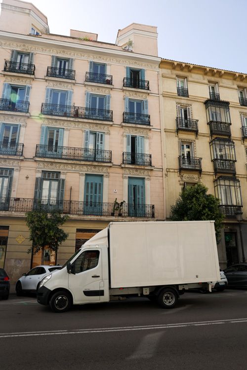 La camioneta, delante del inmueble