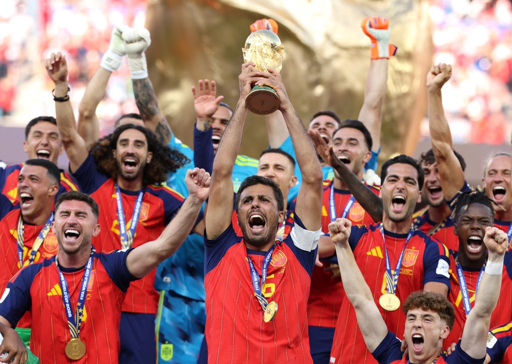 Rodri #16 de España sostiene el Trofeo Oficial de la Copa Mundial de la FIFA 2026.
