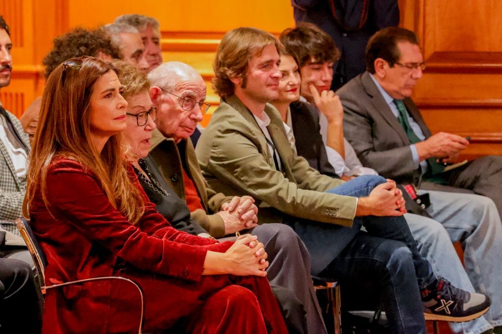 Nuria Roca, sus suegros y su hijo Pau en la presentación de Vera, una historia de amor, la nueva novela de Juan del Val. 4 de noviembre de 2025