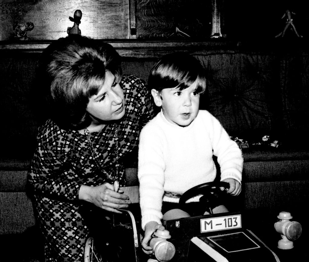 La aristócrata, con su hijo Cayetano en el Palacio de Liria en 1966