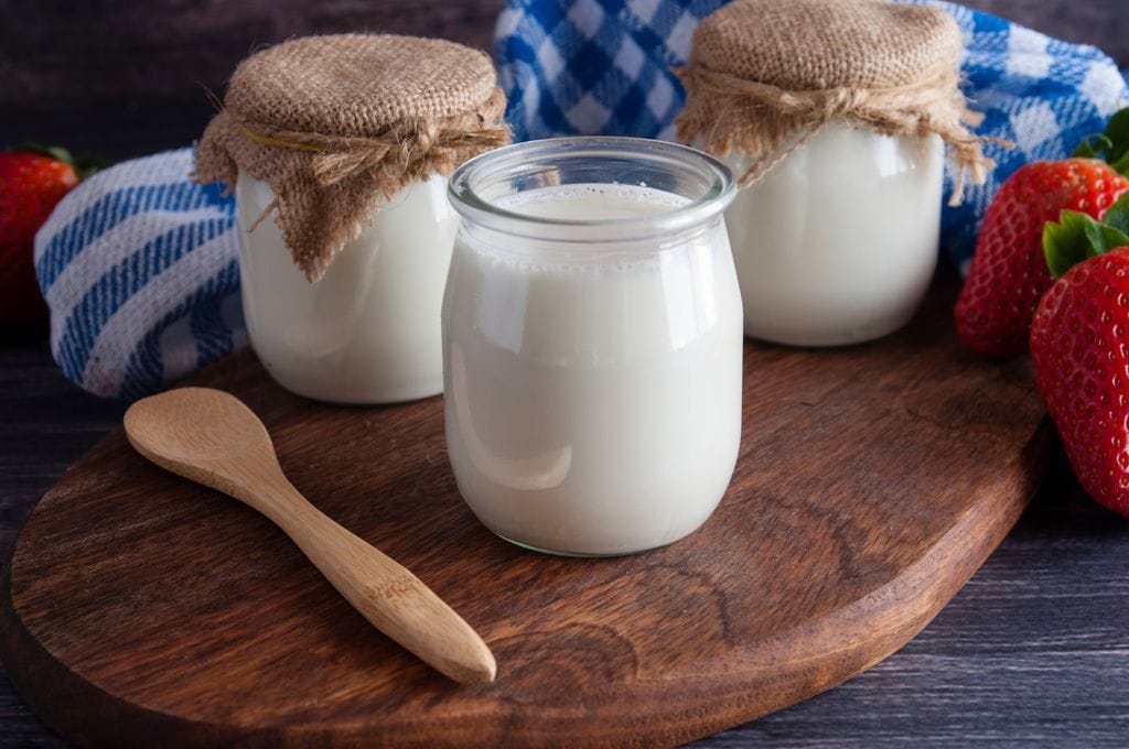 yogur natural en una mesa