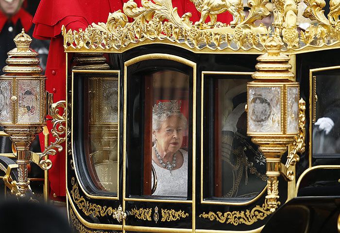 Isabel II en la apertura del Parlamento británico 