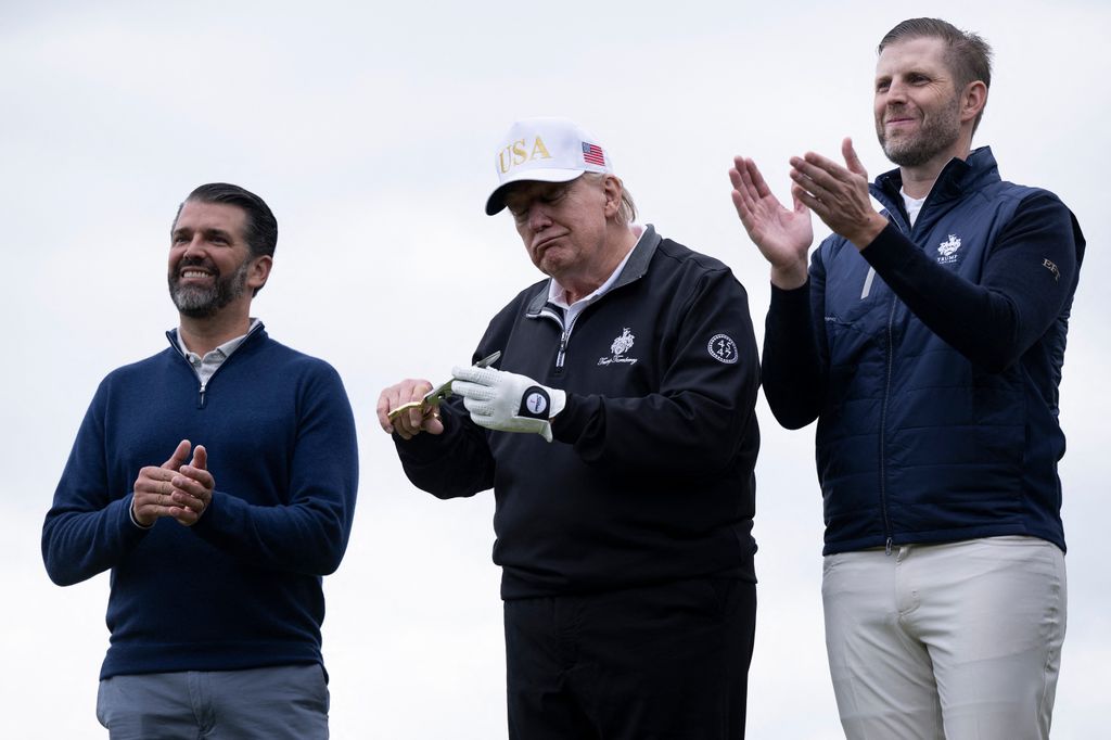 Donald Trump, con sus hijos mayores Donald Jr. y Eric